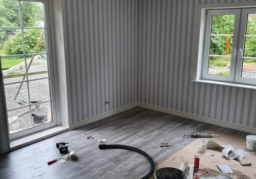 Målare i Örebro har tapetserat ett rum